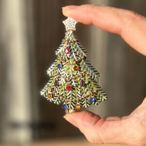 Festive Avon 2008 Collectible Christmas Tree Brooch with Multicolor Accents NEW